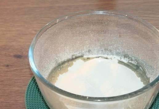 1. Этап. Булочки-птички Жаворонки: 7. Всыпьте просеянную муку. Сразу всю муку не добавляйте, ее может потребоваться больше или меньше от указанного количества.