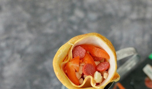 1. Этап. Коно пицца: Верхний слой - колбаски+болгарский перец. Каждый слой для сочности можно слегка сдобрить соусом.