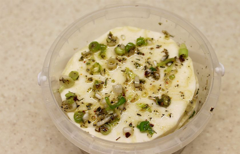 1. Этап. Сельдерей на гриле: Выкладываем кружочки сельдерея, чередуя их с маринадом. Оставляем на час.