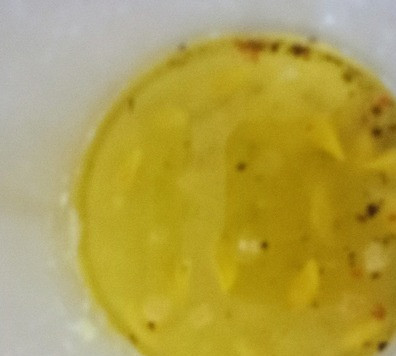 1. Этап. Салат из спаржи, авокадо и яиц: Смешать оливковое масло, лимонный сок, соль, перец. Это будет заправка.