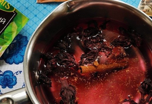 1. Этап. Чай Красная девица: Затем добавить гвоздику, мускатный орех, ванильный сахар и корицу. (На этом этапе можно всыпать сахар по вкусу и желанию.)