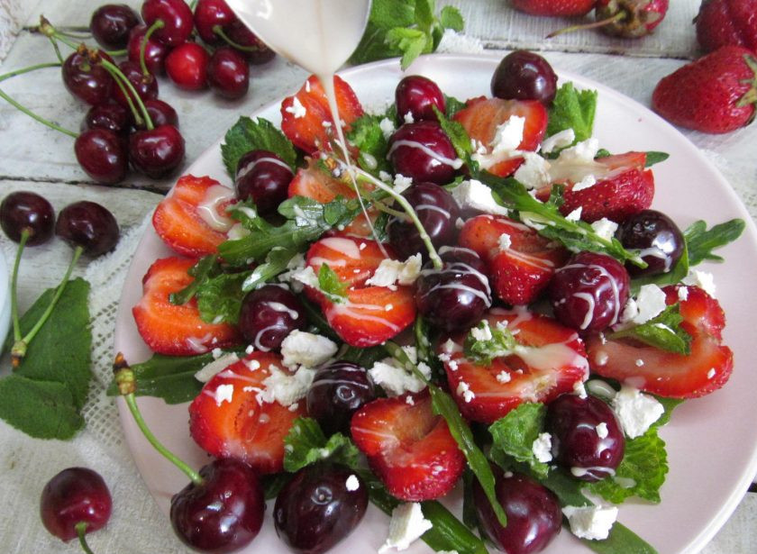 1. Этап. Салат из клубники и черешни: Полить салат тонкой струйкой при помощи ложки.