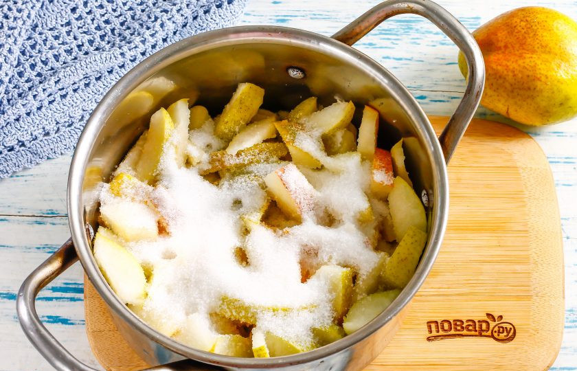 1. Этап. Варенье из груши Пятиминутка: Пересыпьте грушевую нарезку в кастрюлю или казан, всыпьте сахарный песок. Сразу же добавьте и лимонный сок, он предотвратит потемнение нарезки груш и придаст лакомству легкую кислинку.