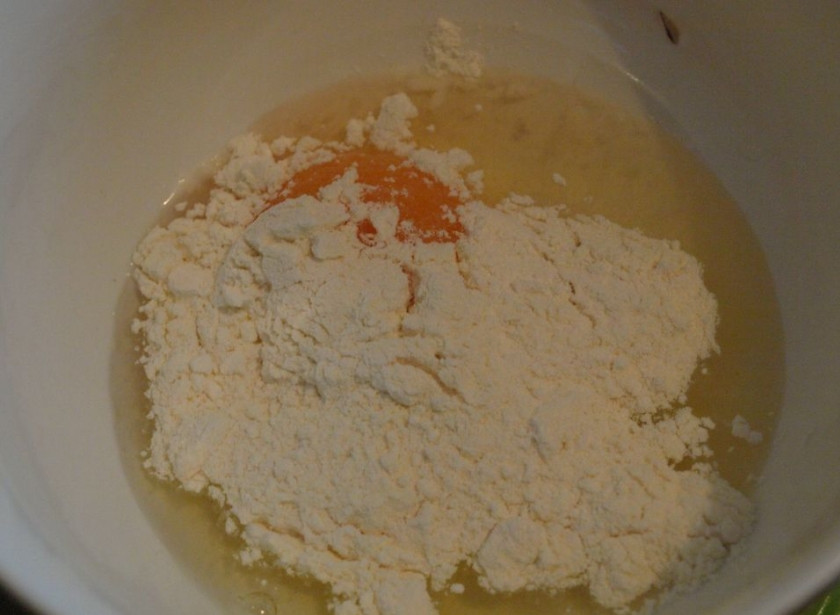 1. Этап. Курица в рукаве для запекания: 4. Я готовила курочку с начинкой - так она получается вкуснее. Для этого, нарезанную печень соедините с соусом (мука+яйцо), тщательно перемешайте и наполните массой курицу изнутри.