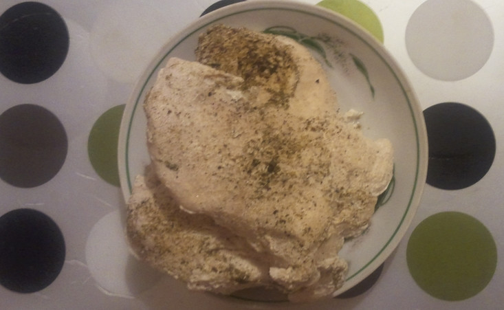 1. Этап. Белая береза (салат с черносливом): Куриное мясо отвариваем в кипящей подсоленной воде до готовности.