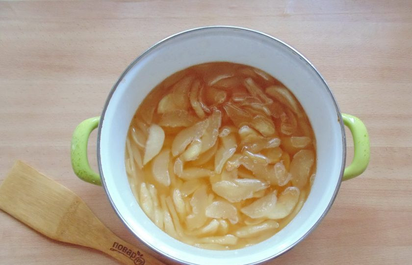 1. Этап. Варенье из груш с орехами: Снова дайте варенью закипеть и проварите 20 минут. Снимите с плиты и дайте постоять три часа.