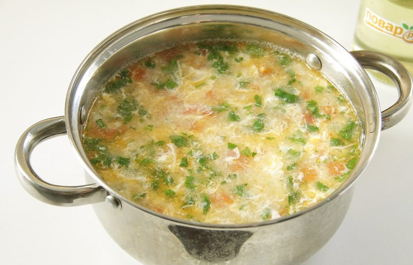 1. Этап. Яичный суп с помидорами: Доведите до кипения и всыпьте любую свежую зелень. У меня петрушка. Снимите кастрюлю с огня и дайте супу несколько минут настояться. Яичный суп с помидорами готов.