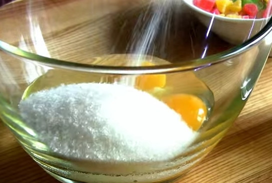 1. Этап. Маффины с цукатами в формочках: 1. Разбейте яйца в глубокую миску и взбейте их с сахаром.