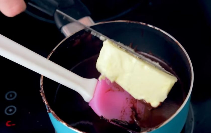 1. Этап. Домашний Баунти: 4. Приготовьте глазурь: смешайте какао и 8 ст. ложек сахара, добавив 100 мл молока. Хорошо размешайте. Переложите эту смесь в разогретые 100 мл молока и добавьте сливочное масло. Хорошо перемешайте всю массу до однородной консистенции.