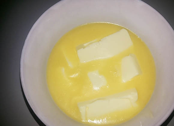 1. Этап. Торт Наполеон старый: Пока будущий крем остывает, взбейте мягкое масло.