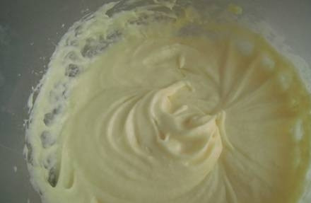 1. Этап. Курабье бакинское: Далее добавьте ванилин с белком, продолжая взбивать на низкой скорости миксером.