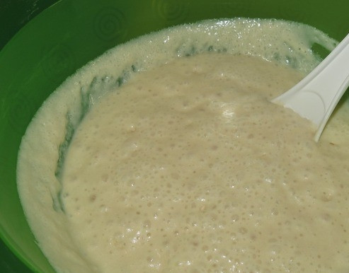 1. Этап. Вкусные оладьи на дрожжах: Первым делом вам необходимо поставить опару. Для этого в любой кастрюльке или мисочке смешайте стакан молока и стакан муки. Затем добавьте дрожжи. Перемешайте, дайте ингредиентам время, чтобы началось взаимодействие.