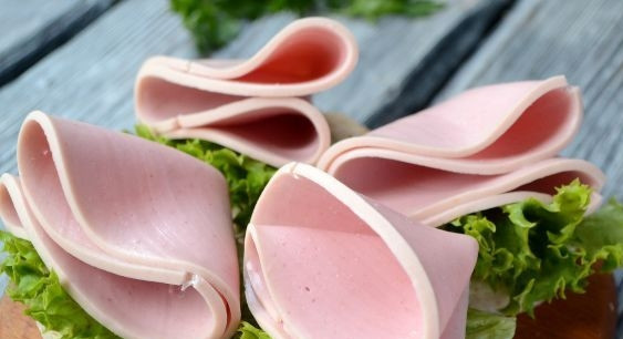 1. Этап. Канапе для праздничного стола: На них уложите кусочки хорошо промытого салата, а также докторскую колбасу (чтобы получилось как бы 4 слоя).