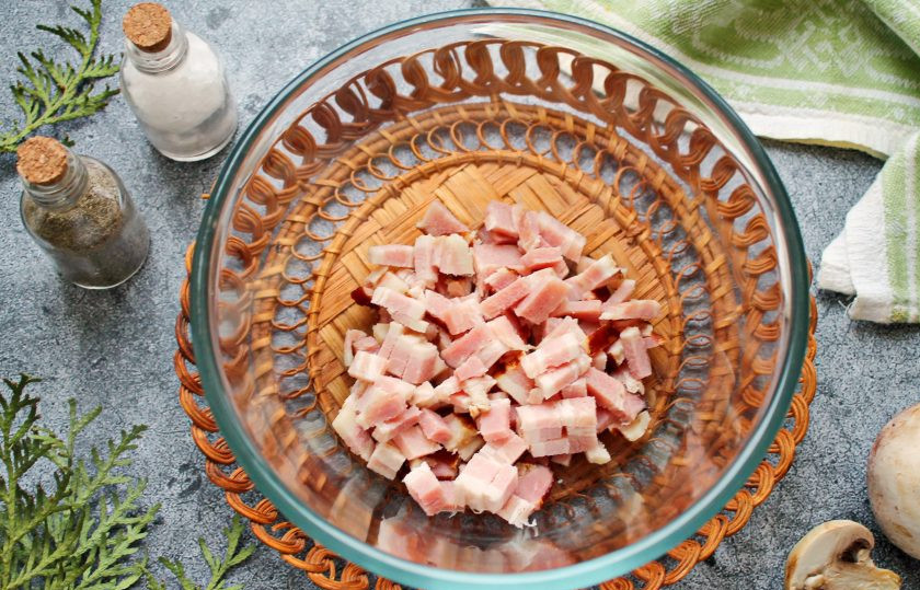 1. Этап. Салат Гречанка: Грудинку порежьте кубиком и выложите в салатник.