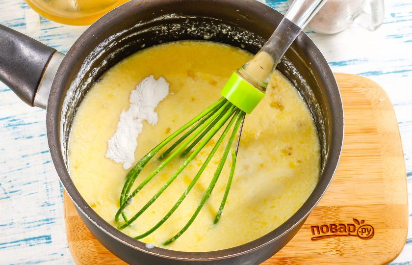 1. Этап. Толстые блины без дрожжей: Всыпьте соду и разрыхлитель, перемешайте. Постарайтесь не переборщить с содой, иначе на вкус выпечка получится горькой.