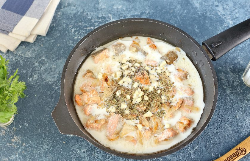 1. Этап. Паста Сальмоне: Затем влейте сливки, добавьте измельченный чеснок, специи и соль по вкусу.