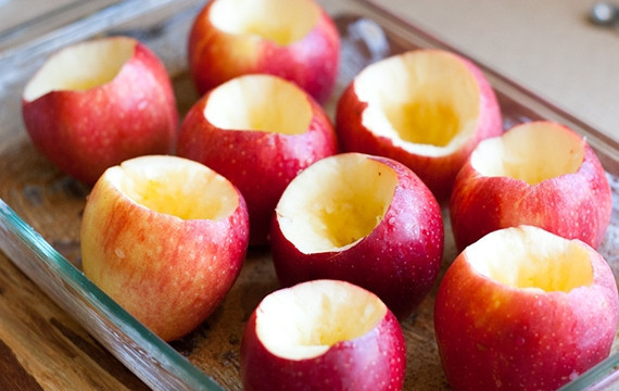 1. Этап. Запеченные яблоки с овсянкой: 3. Разместите яблоки в форму.