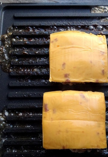 1. Этап. Чизбургер с лечо: Выложить на котлеты сыр и дать ему подтаять.