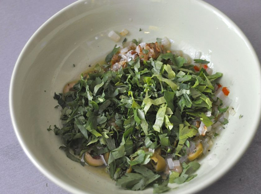 1. Этап. Греческая закуска Мелидзана: Измельчите зелень (петрушку или кинзу) и добавьте в заправку.