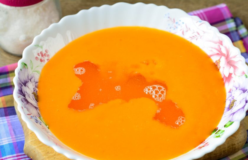 1. Этап. Желе из тыквы с апельсином: Смешайте тыквенное пюре с желатином и размешайте.