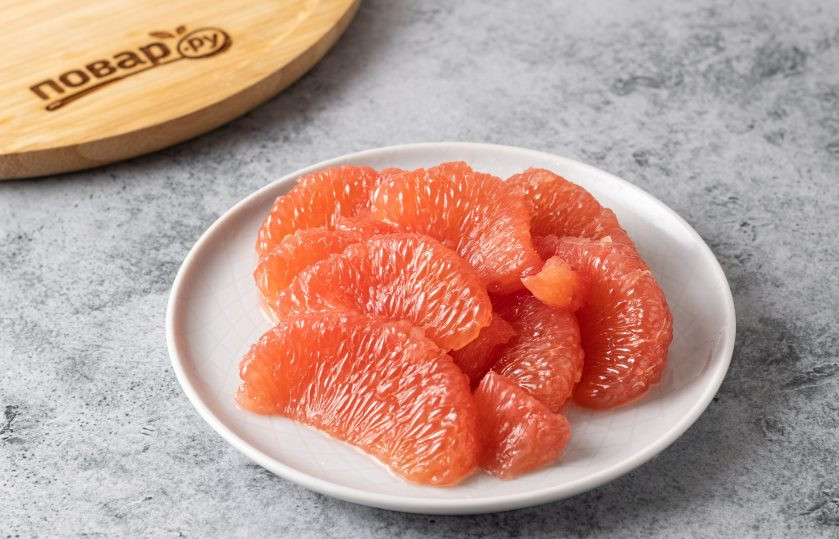 1. Этап. Морковный смузи с грейпфрутом: Грейпфрут очистите от кожуры. Разделите на дольки и очистите их от плёнок.