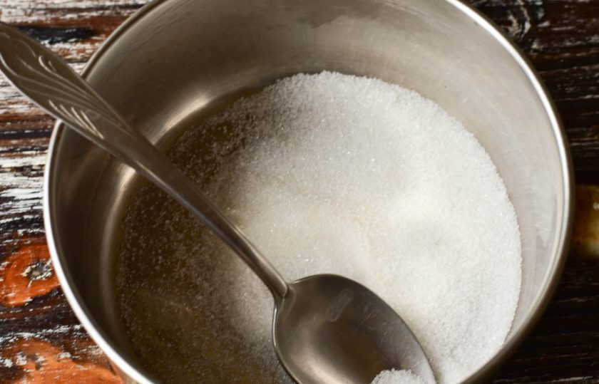 1. Этап. Желе из крахмала: Сахар всыпьте в ковш.