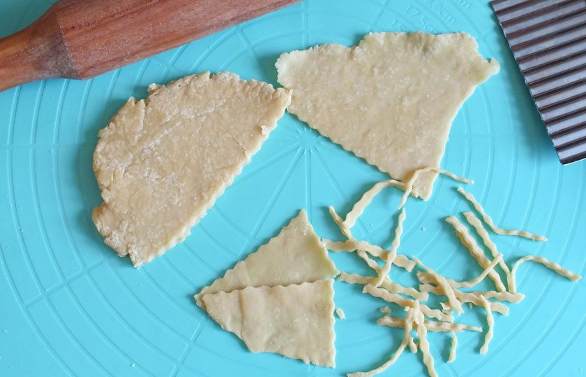 1. Этап. Суп из утки в мультиварке: Достаньте из холодильника тесто. Разделите его на 4 части. Из каждой раскатайте тонкие, почти прозрачные пласты. Нарежьте из них лапшу.