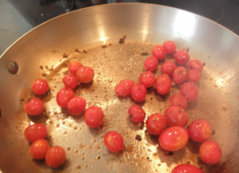 1. Этап. Жареная свинина на сковороде: 4. В горячее масло добавить помидоры. Лучше всего использовать помидоры черри.