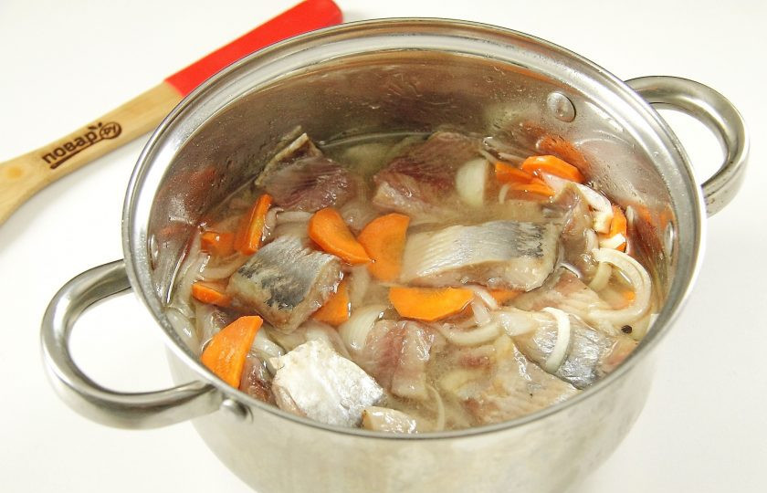 1. Этап. Рождественская сельдь: Добавьте к холодному маринаду нарезанное филе сельди. Перемешайте.