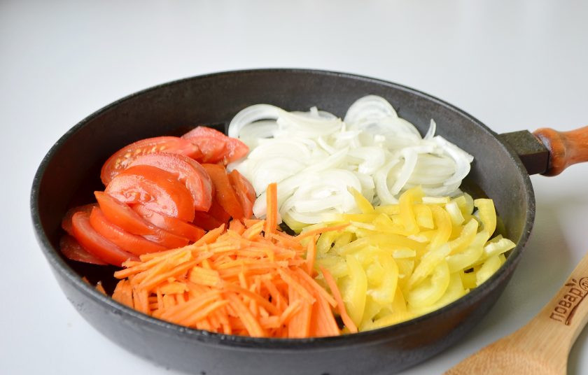 1. Этап. Щи со свежей капустой и фасолью: 4. Порежьте тонко все остальные овощи: лук, перец, морковь и помидор. Обжарьте на растительном масле до готовности.