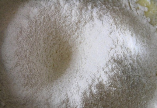 1. Этап. Праздничная кростата с зефиром: Всыпьте муку.