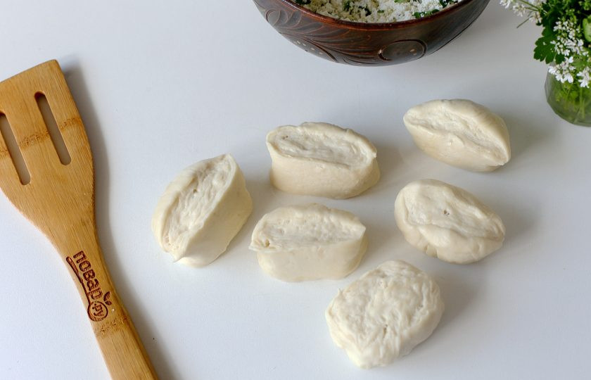 1. Этап. Кутабы с творогом и зеленью: Разделите тесто на 6-8 частей.