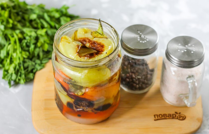 1. Этап. Жареный болгарский перец в маринаде: Прямо со сковороды, выключив нагрев, выложите в банку обжаренные перцы, тщательно их утрамбовывая в емкость. Залейте до верха кипятком и выпустите вилкой по бокам воздух со дна. Моментально закройте горячей, ошпаренной крышкой по резьбе или с помощью ключа для консервации. Обмотайте банку полотенцем и потрусите ее из стороны в сторону, чтобы все специи растворились.