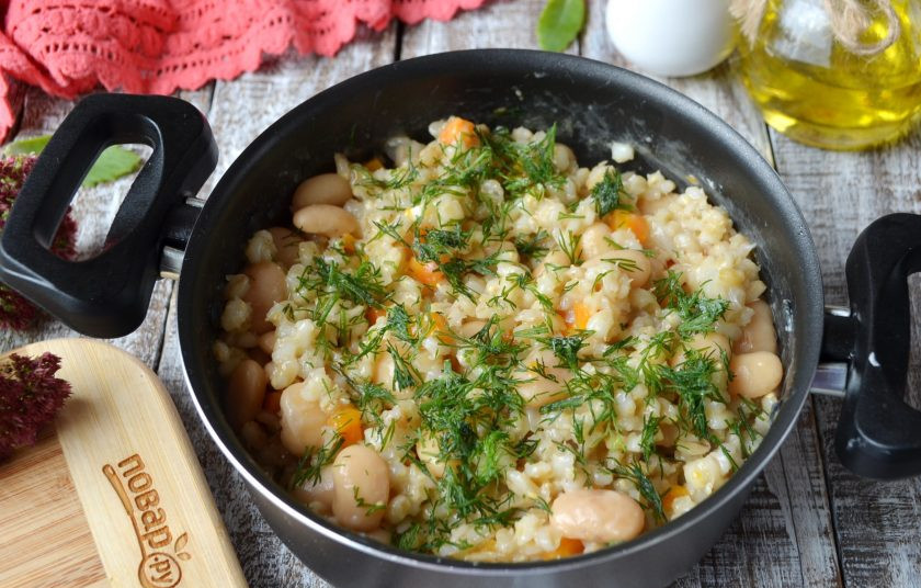 1. Этап. Перловая каша с фасолью, тыквой и беконом: Добавьте фасоль (ей нужно остыть в бульоне, потом можно его слить) и зелень, перемешайте.