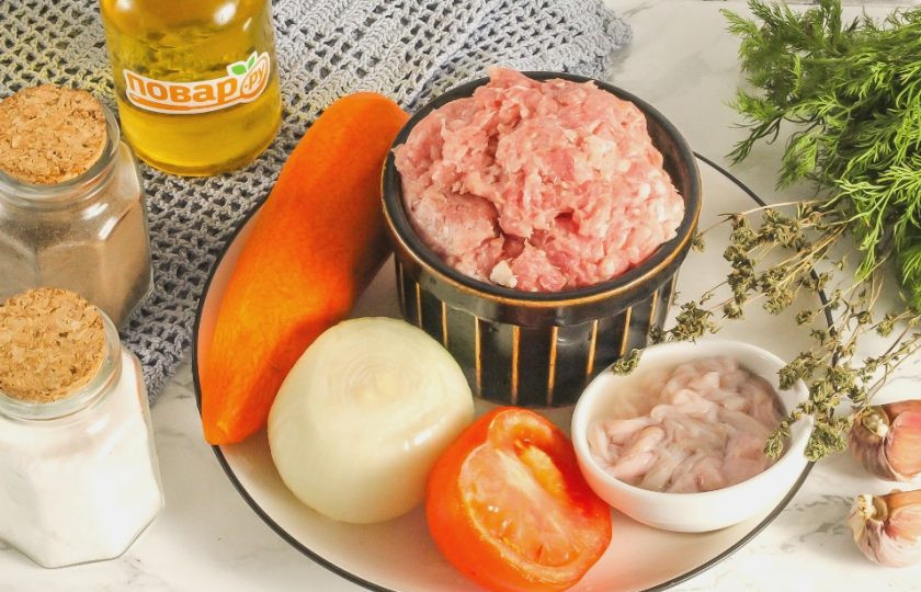 1. Этап. Колбаски «По-балкански» с салатом из запеченных овощей: Подготовьте указанные ингредиенты. Фарш лучше всего использовать свино-говяжий или бараний. Морковь допустимо заменить болгарским перцем, баклажанами.