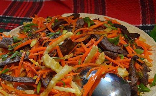 1. Этап. Теплый салат с печенью индейки: Подать к столу, перемешать.