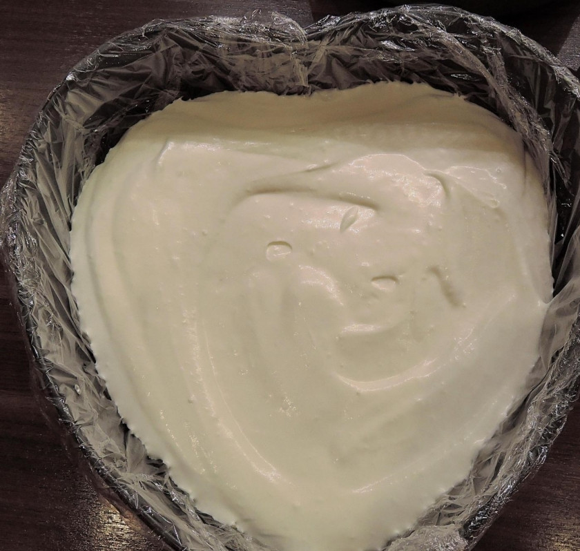 1. Этап. Чизкейк с персиками: 13. Из холодильника достаю форму с печеньем, заливаю половину приготовленной сырной массы.