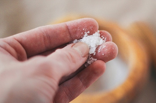 1. Этап. Немецкие брецели: 6. После содовой бани присыпьте их крупной морской солью.