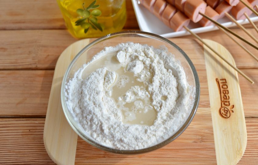 1. Этап. Хот-дог Торнадо: Из блинной смеси и воды приготовьте плотное тесто, разделите его на 8 частей.