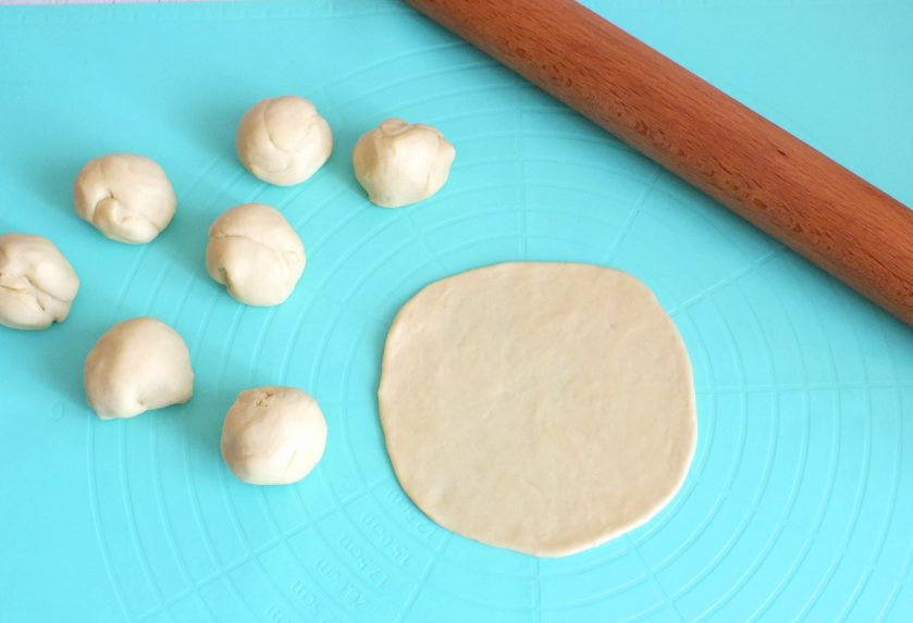 1. Этап. Манты с индейкой: Каждый кусочек раскатайте в тонкую лепешку.