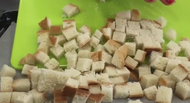 1. Этап. Очень вкусный гороховый суп с копчеными ребрышками: 8. Для приготовления сухариков нарежьте кубиками несвежий батон, просушите его в духовке до появления красивого золотистого цвета.