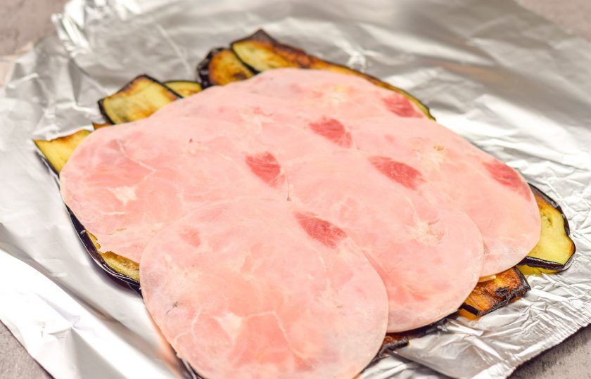 1. Этап. Рулет из баклажан, яиц и ветчины: Затем выложите сверху ветчину.