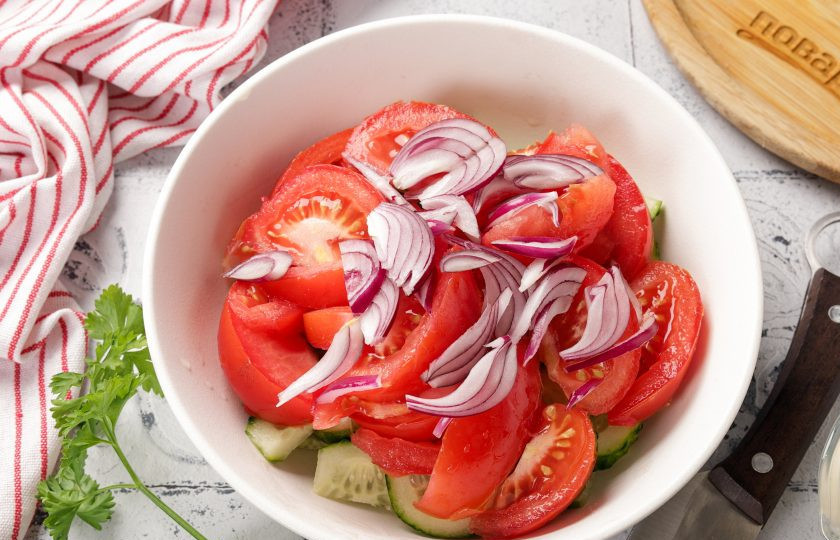 1. Этап. Салат с огурцами, помидорами и майонезом: Лук нарежьте перьями.