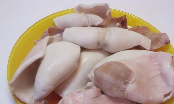 1. Этап. Салат Деликатесный: 2. Готовые кальмары быстренько выкладываю на тарелку, оставляю до полного остывания.