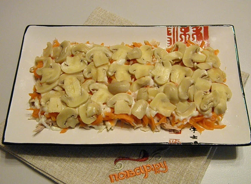 1. Этап. Салат из курицы с майонезом: Далее идет слой грибов и снова майонезная сеточка.