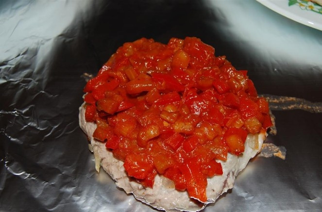 1. Этап. Свинина по-купечески: На мясо выкладываем толстый слой обжаренных овощей.