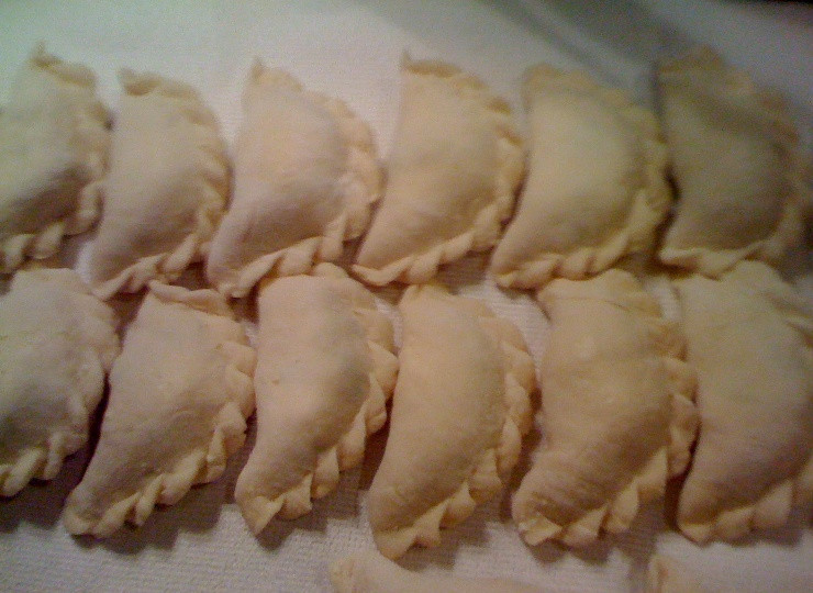 1. Этап. Вареники на пару украинские: К этому времени у вас уже должна быть готова начинка, которую мы выкладываем на лепешку, соединяем края теста и формируем вареник.