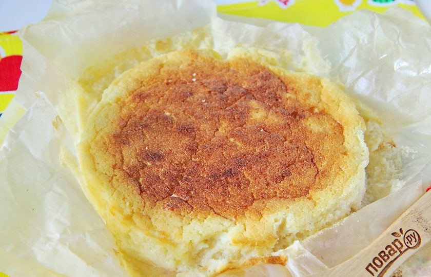 1. Этап. Лимонный пирог от Юлии Высоцкой: Готовому пирогу дайте остыть и только после этого подавайте его к столу. Структура данной выпечки больше напоминает воздушное суфле, поэтому Юлия в своей программе рекомендует подавать его прямо в форме. Я использовала бумагу для выпечки и извлечь пирог мне не составило труда. Аккуратно нарезаем его и подаем со взбитыми сливками или мороженным.