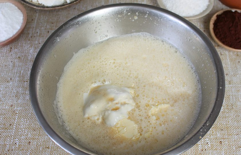 1. Этап. Торт Махровый: Добавляем 4 ст. ложки сметаны и все перемешиваем.