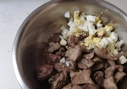 1. Этап. Запеканка с куриной печенью: Смешать печень, нарезанное кубиками вареное яйцо, соль, специи.